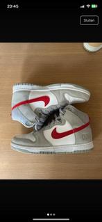 Nike Dunk High SE 'Athletic Club - Light Smoke Grey Gym Red', Overige kleuren, Nike, Nieuw, Ophalen of Verzenden