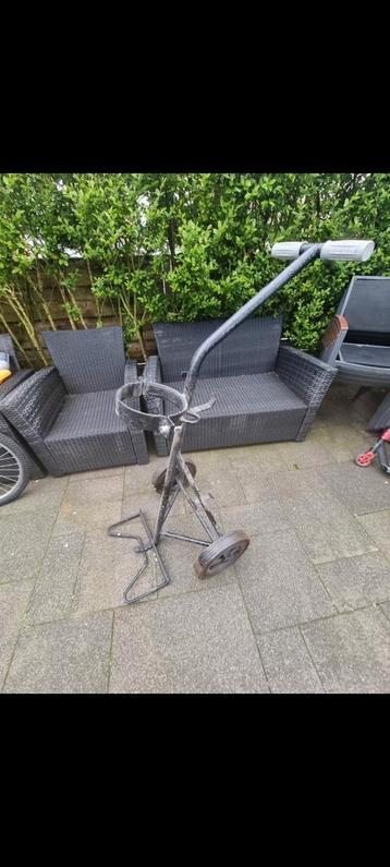 Fijne kar voor verplaatsen van spullen beschikbaar voor biedingen