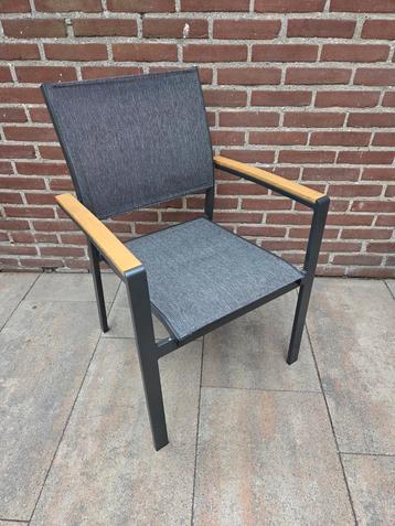 Tuinstoel beschikbaar voor biedingen
