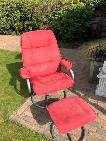 Comfortabele Stoel met Hocker beschikbaar voor biedingen