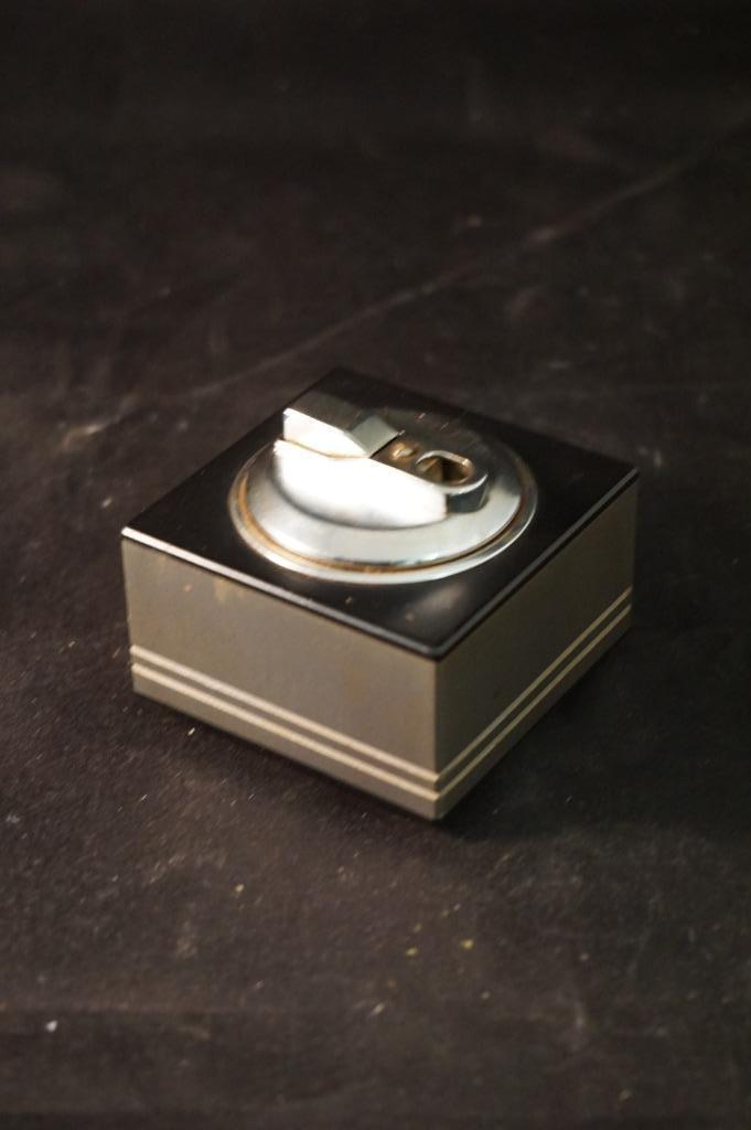 Vintage magneet aansteker, Verzamelen, Rookartikelen, Aanstekers en Luciferdoosjes, Gebruikt, Aansteker, Ophalen of Verzenden