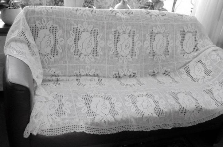 PRACHTIG ROOMWIT GEHAAKT VAN GLANSKATOEN KLEED ROZEN ?, Antiek en Kunst, Curiosa en Brocante, Ophalen of Verzenden