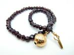 Granaten ketting met gouden slot. 35 cm