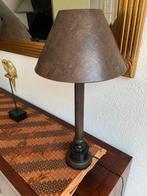 Twee schemerlampen houten voet bruin met bruin kapje, Huis en Inrichting, Lampen | Tafellampen, Ophalen, Zo goed als nieuw, 50 tot 75 cm