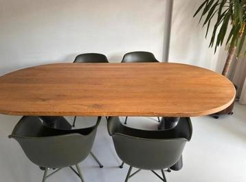 Eettafel en stoelen gratis erbij beschikbaar voor biedingen
