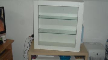 Wandvitrinekastje wit (ophangmodel) beschikbaar voor biedingen