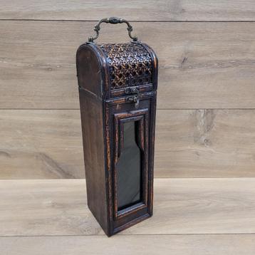 Brocante wijnkist met glas beschikbaar voor biedingen