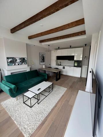 Industriële tafel + 4 fluwelen stoelen - Op Maat!