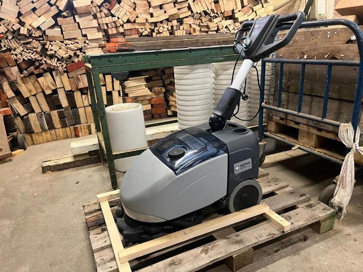 Nilfisk Schrobmacine SC351, Witgoed en Apparatuur, Stofzuigers, Gebruikt, Stofzuiger, Minder dan 1200 watt, Reservoir, Ophalen