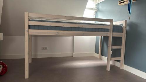 Stoere houten hoogslaper, met tentdoeken eronder, Kinderen en Baby's, Kinderkamer | Stapelbedden en Hoogslapers, Zo goed als nieuw