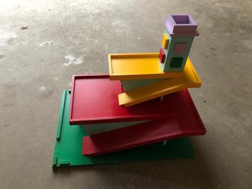 Gratis - Houten Speelgoed Garage !!! beschikbaar voor biedingen
