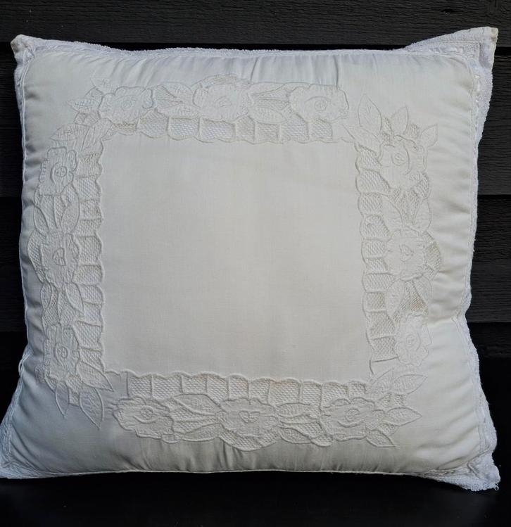 Brocante kussen met mooi Kant en Broderie. Kleur Wit., Antiek en Kunst, Curiosa en Brocante, Ophalen of Verzenden