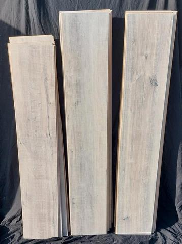 Laminaat gebruikt lichtgrijs extra brede planken 24 cm breed beschikbaar voor biedingen
