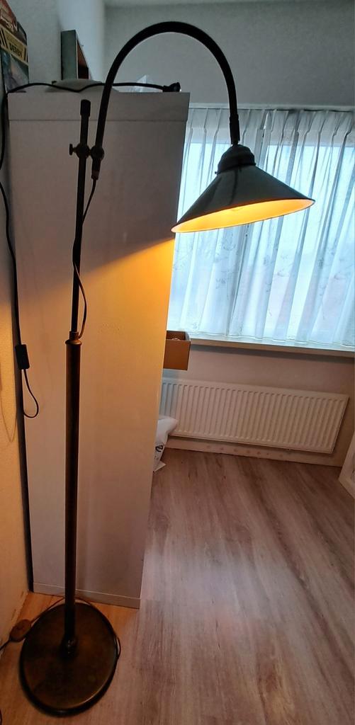 Vintage landelijke staande lamp met groene metalen kap, Huis en Inrichting, Lampen | Vloerlampen, Gebruikt, 150 tot 200 cm, Metaal