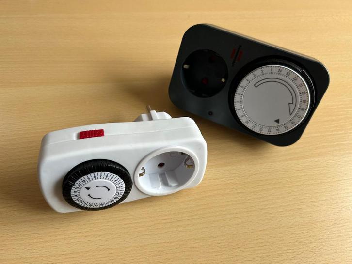 Twee Schakelklokken, Doe-het-zelf en Verbouw, Elektra en Kabels, Zo goed als nieuw, Overige typen, Ophalen of Verzenden