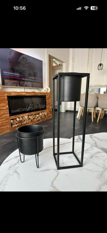 2 mooie plantenbakken plantenetagere beschikbaar voor biedingen