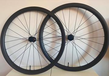 Handgespaakte RACE 35mm Carbon lichte klimwielset met Dt 240 beschikbaar voor biedingen