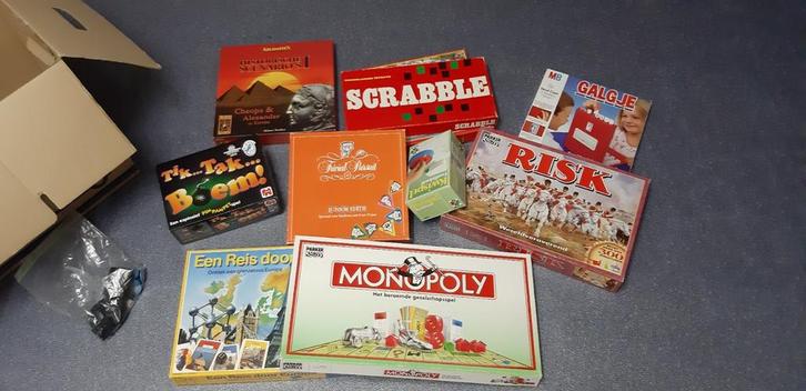 Doos met Klassieke Bordspellen - Monopoly, Risk, Scrabble, Hobby en Vrije tijd, Gezelschapsspellen | Bordspellen, Gebruikt, Een of twee spelers
