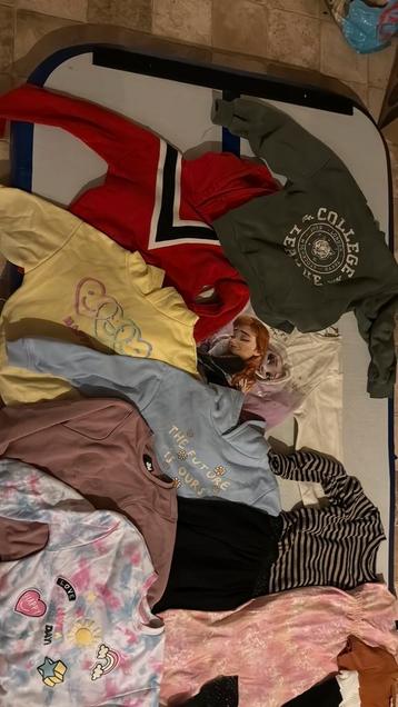 Meisjes kleding 122/128. 61 items totaal pakket. beschikbaar voor biedingen