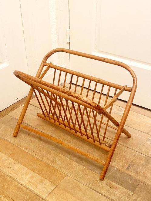 Uniek vintage rotan opvouwbaar tijdschriftenrek/krantenbak, Huis en Inrichting, Woonaccessoires | Krantenbakken en Lectuurbakken