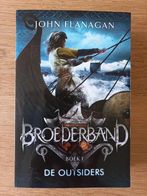 De Outsiders, Broederband boek 1, John Flanagan, ZGAN!, Boeken, Fantasy, Zo goed als nieuw, Ophalen of Verzenden