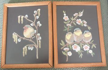 2 vintage borduurwerken vogels, ingelijst beschikbaar voor biedingen