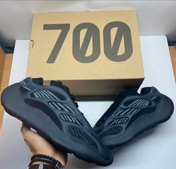 Adidas Yeezy 700 V3 Dark Glow maat 42 2/3