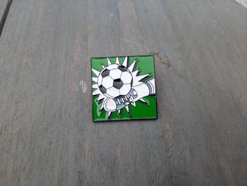 1 mooie voetbal pin te koop beschikbaar voor biedingen