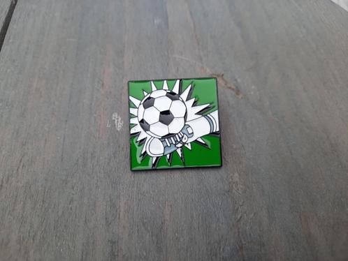 1 mooie voetbal pin te koop, Verzamelen, Speldjes, Pins en Buttons, Nieuw, Speldje of Pin, Sport, Ophalen of Verzenden