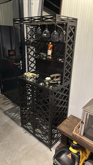 Smeedijzeren Wijnkast met Glasrek beschikbaar voor biedingen