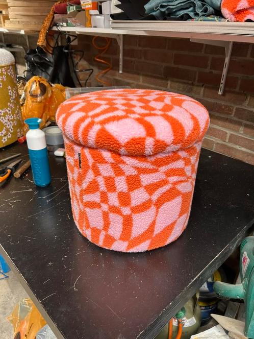 Leuke vrolijke kinder poef met roze oranje teddy, Huis en Inrichting, Banken | Voetenbanken en Poefen, Nieuw, Minder dan 50 cm