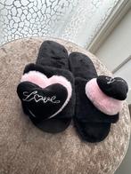 Pantoffels maat 36/37 - Zwart/Roze Hartjes, Ophalen of Verzenden, Nieuw, Zwart, Pantoffels of Sloffen