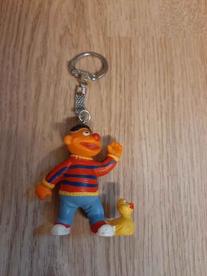 Sesamstraat Ernie sleutelhanger 7 cm, Verzamelen, Sleutelhangers, Ophalen of Verzenden
