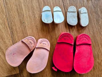 Poppenschoenen in diverse maten + poppenattributen beschikbaar voor biedingen