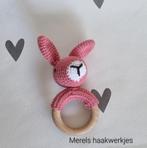 Handgemaakte rammelaar konijn op bijtring, Ophalen of Verzenden, Nieuw, Kraamcadeau