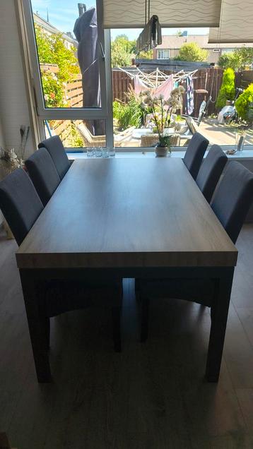 Eettafel met 6 stoelen beschikbaar voor biedingen