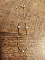 goud kleurige armband met 3 parelkraaltjes, Overige materialen, Gebruikt, Ophalen of Verzenden, Met bedels of kralen