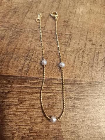 goud kleurige armband met 3 parelkraaltjes beschikbaar voor biedingen