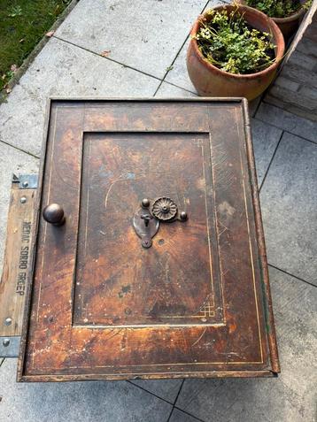 Antieke zware brandkluis kluis antiek beschikbaar voor biedingen