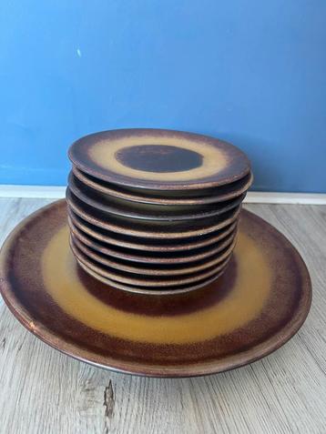 Retro vintage 10-delige bordenset bruin/ okergeel beschikbaar voor biedingen