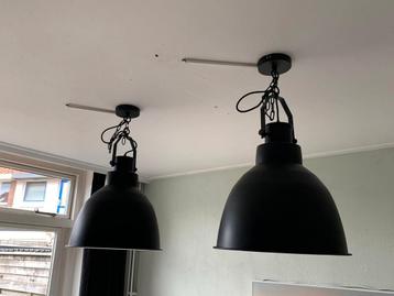 Twee zwarte hanglampen  beschikbaar voor biedingen