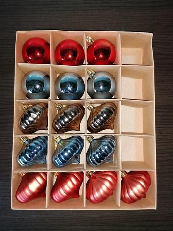 16 kerstballen/hangers, 7 oranje/rood, 6 blauw, 3 grijs beschikbaar voor biedingen