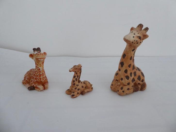 3 liggende giraffen (nr 9), Verzamelen, Dierenverzamelingen, Zo goed als nieuw, Beeldje of Figuurtje, Wild dier, Ophalen of Verzenden