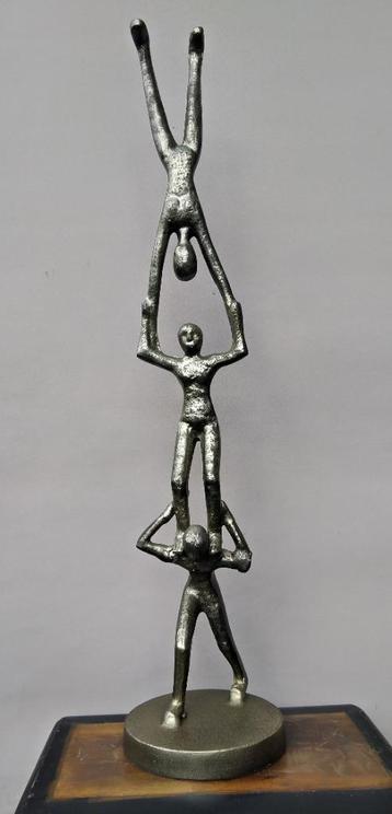 Groot beeld handstand teamwork beschikbaar voor biedingen