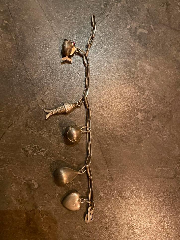 Zilveren bedelarmband met 5 mooie bedels, Sieraden, Tassen en Uiterlijk, Armbanden, Gebruikt, Zilver, Met bedels of kralen, Ophalen of Verzenden