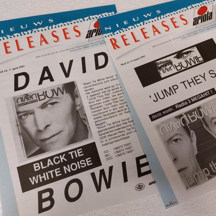 David Bowie PROMO FOLDERS Ariola set van 2 Black Tie Jump, Verzamelen, Muziek, Artiesten en Beroemdheden, Zo goed als nieuw, Boek, Tijdschrift of Artikel