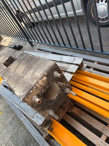 2x Betonpoer 120x35x35  voor hek, Vlaggenmast/Lantaarnpaal beschikbaar voor biedingen