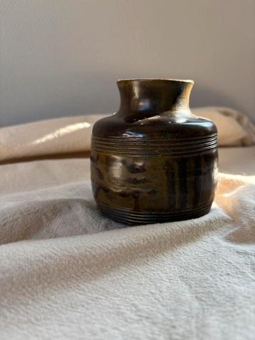 Vintage ceramic bruin groen gesigneerd vaasje h10cm beschikbaar voor biedingen