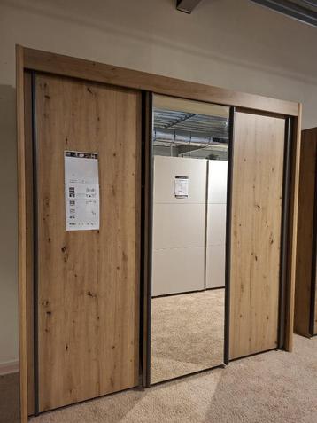 Moderne eiken schuifdeurkast met spiegel (225x223 cm)