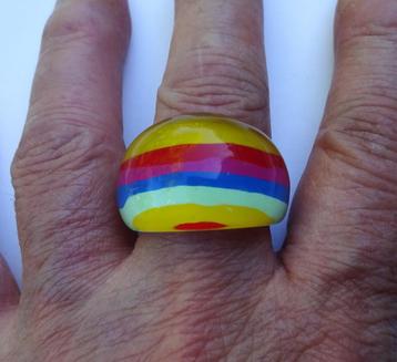 Kunststof ring kleurige strepen beschikbaar voor biedingen